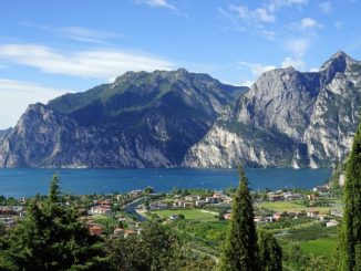 Der Gardasee See mit Bergen und Landschaft