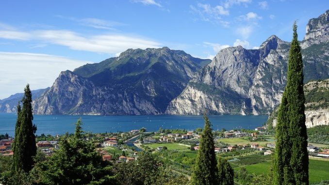 Der Gardasee See mit Bergen und Landschaft