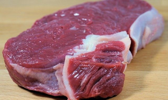 Rohes Fleisch auf einem Tisch